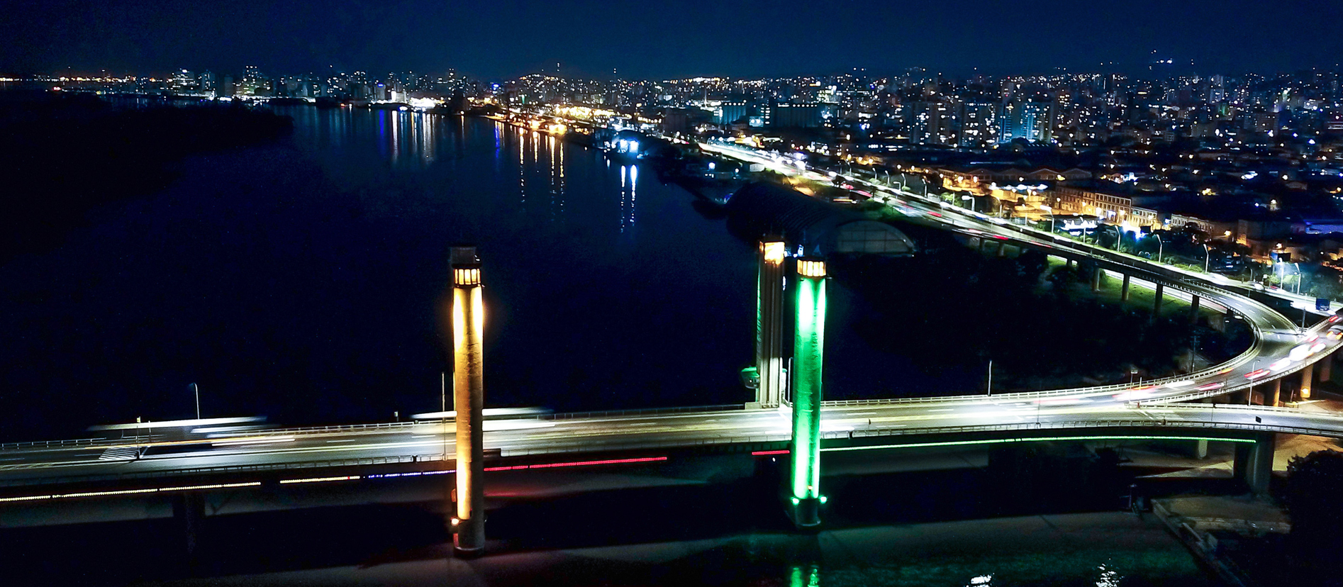 Cidade de Porto Alegre anoite iluminada